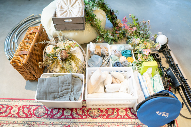 実際にスタジオでも使用している撮影機材を持っていきます。撮影イメージに合わせて、小物や衣装も準備していきますよ。