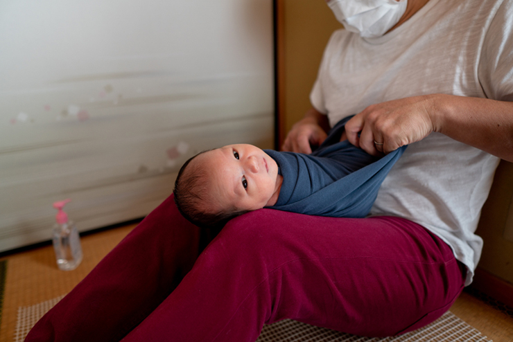 赤ちゃんのオムツを替えて、衣装チェンジ。