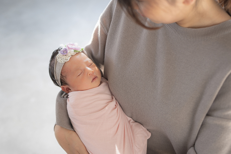撮影終了、赤ちゃんをママの元へ。お部屋も元通りにします。