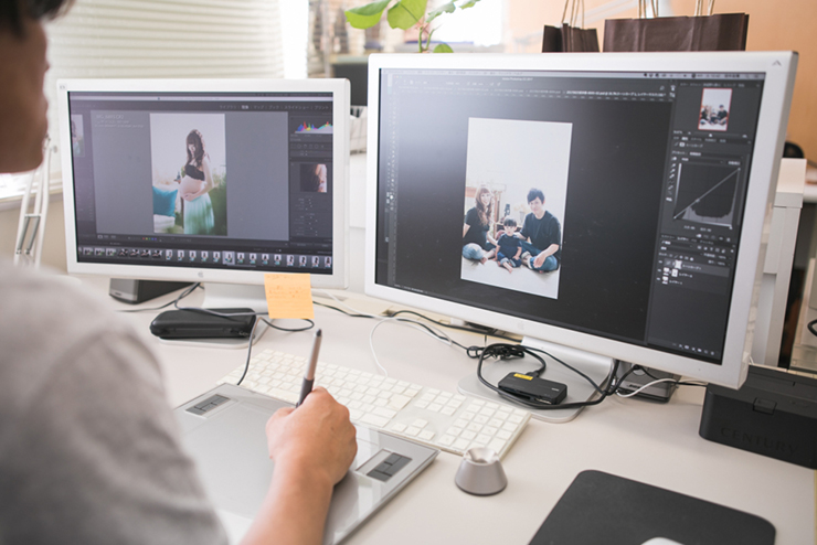スタジオへ帰ったら、データを加工・編集します。しあわせな時間をカタチにしていきます。